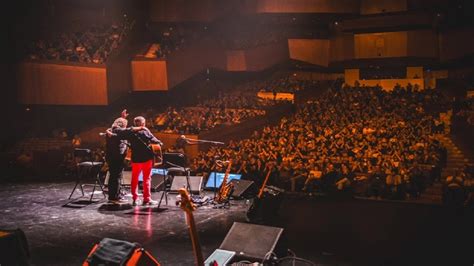 El Concierto Épico de Frew Mekonnen: Un Baile Inolvidable Bajo las Estrellas Addis Abeba!