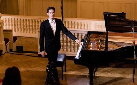 ¡El Concierto de Petrov: Una Noche Mágica con el Zar del Piano Ruso!