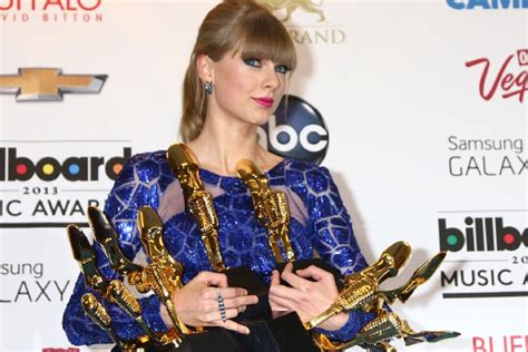 El Incidente De The Dress En Los Premios Grammy: ¿Cómo Un Vestido Simple Conquistó A La Industria Musical?