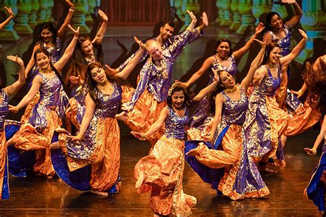 ¡El Baile de Bollywood con Qureshi Desata la Fiebre en Madrid! Una noche de magia india y ritmos vibrantes para los fanáticos del cine.