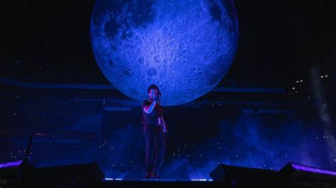 El Concierto Lunar de Wednesday: Un Viaje Musical Bajo el Cielo Nocturno Japonés!