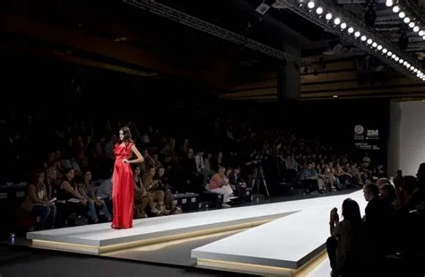 La Gran Fiesta de la Moda: Un Desfile Inolvidable con el Carisma del Diseñador Eros Ramazzotti