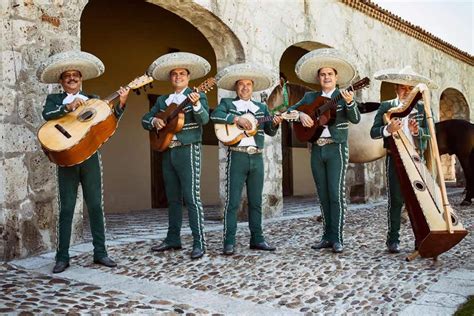 ¡La Gran Fiesta de Pancho! Música Mexicana y Alegría Desbordante en el Estadio Azteca!